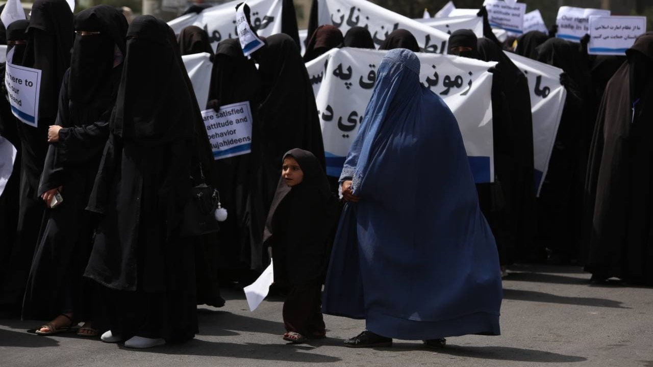 Öğrencilerden Taliban'ın kadın politikasına çarşaflı destek