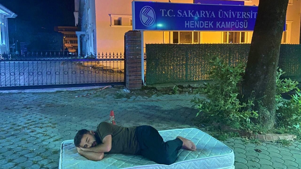 Astronomik kiraları protesto eden öğrenci kampüs girişine yatak attı