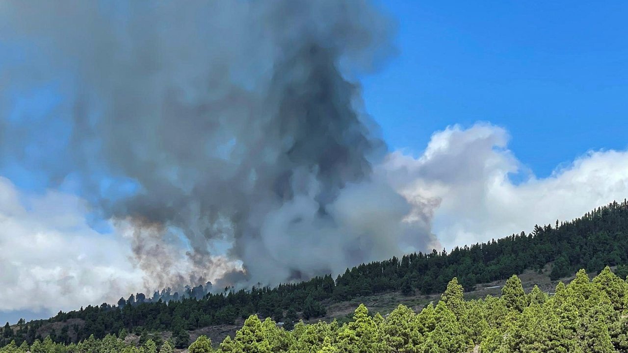 İspanya'nın La Palma Adası'ndaki volkan patladı: Lavlar evlere doğru ilerliyor
