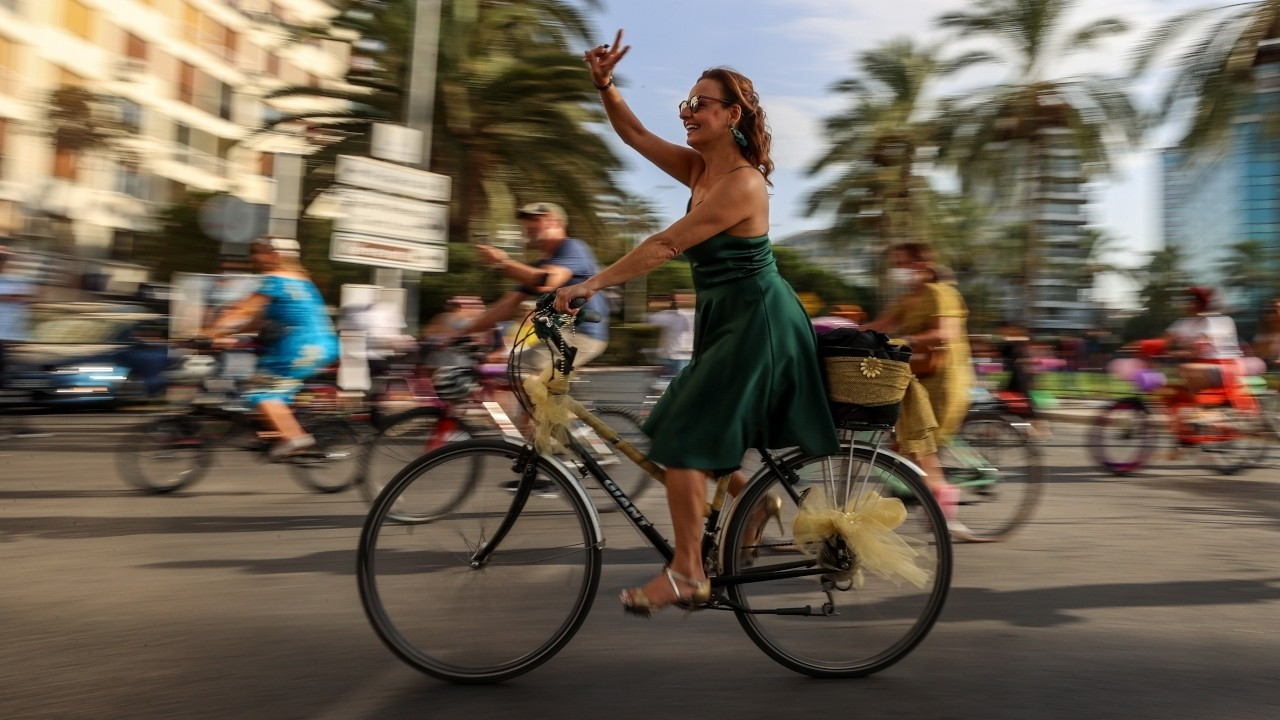 'Süslü Kadınlar' 155 şehirde bisiklet sürdü