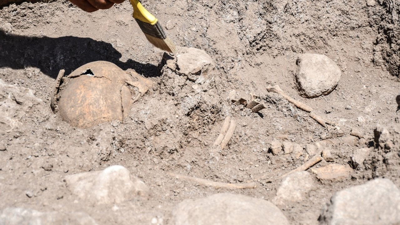 Domuztepe'de Orta Çağ'a ait çocuk iskeleti bulundu