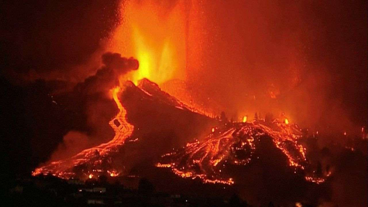 22 binden fazla deprem sonrası patlayan volkandan kareler - Sayfa 1