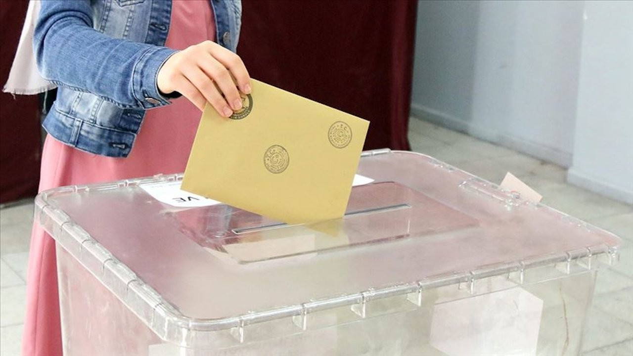 Son altı anket: AK Parti sınırda