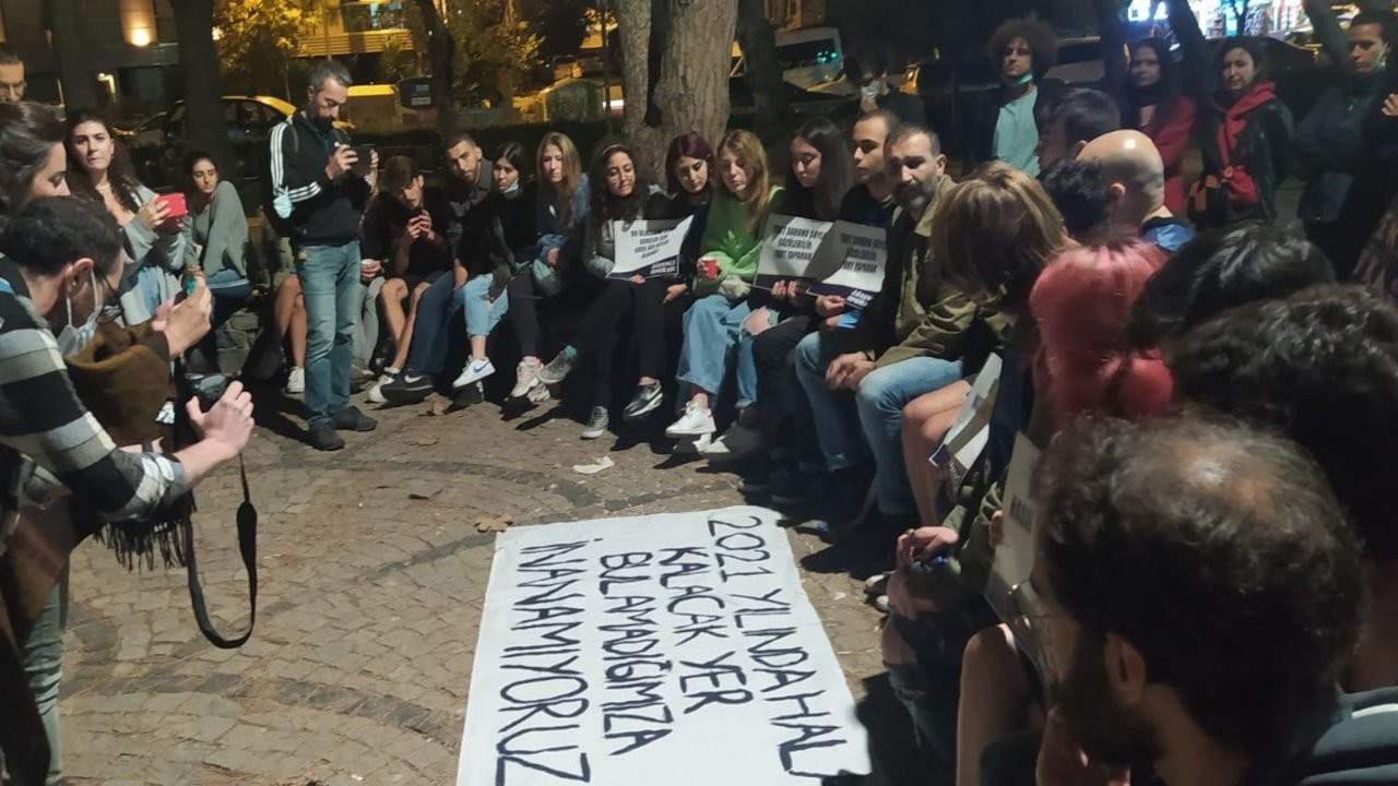 'Barınamıyoruz' diyen öğrenciler birçok kentte sokakta sabahladı