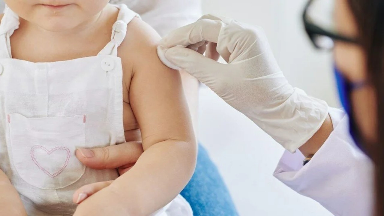 İzmir'de bebeklerine Covid-19 aşısı yapıldığını öne süren aileden suç duyurusu
