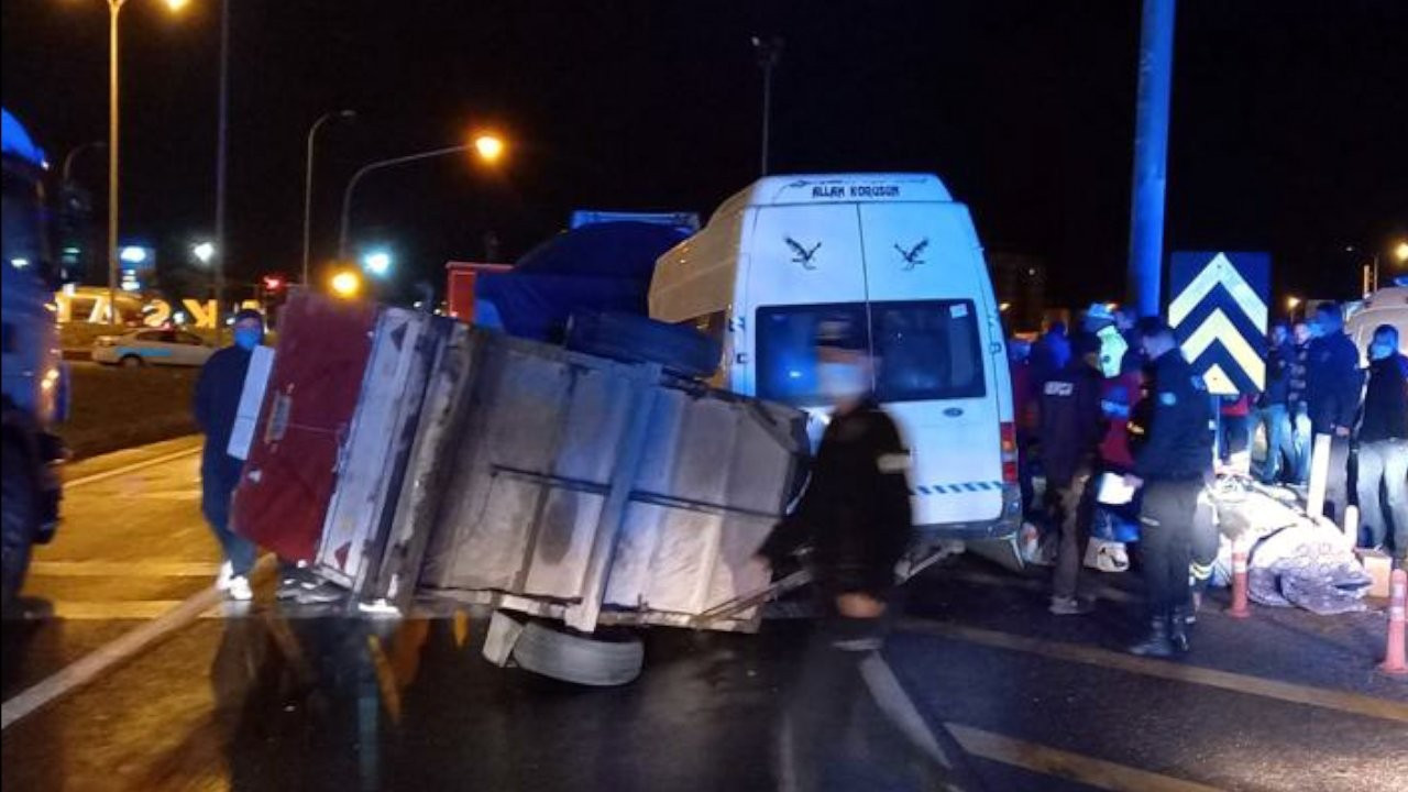 Aksaray'da tarım işçileri taşıyan minibüs tırla çarpıştı: 17 yaralı