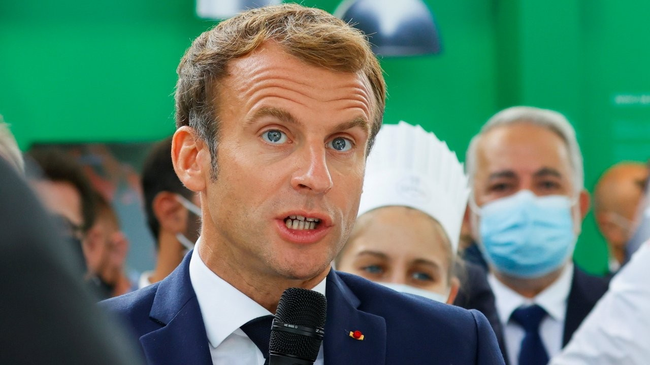 Fransa Cumhurbaşkanı Macron'a yumurta fırlatıldı