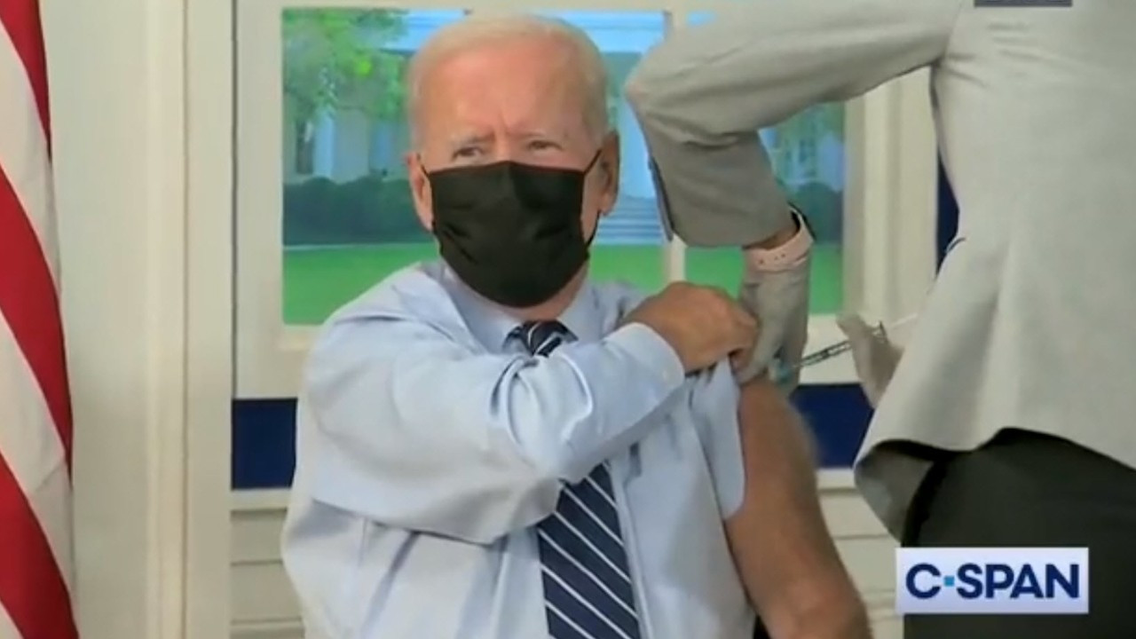 Joe Biden, 3. doz aşısını kameralar karşısında oldu