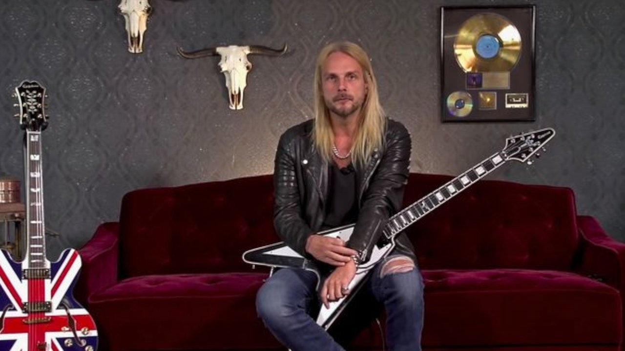 Judas Priest’in gitaristi Richie Faulkner hastaneye kaldırıldı