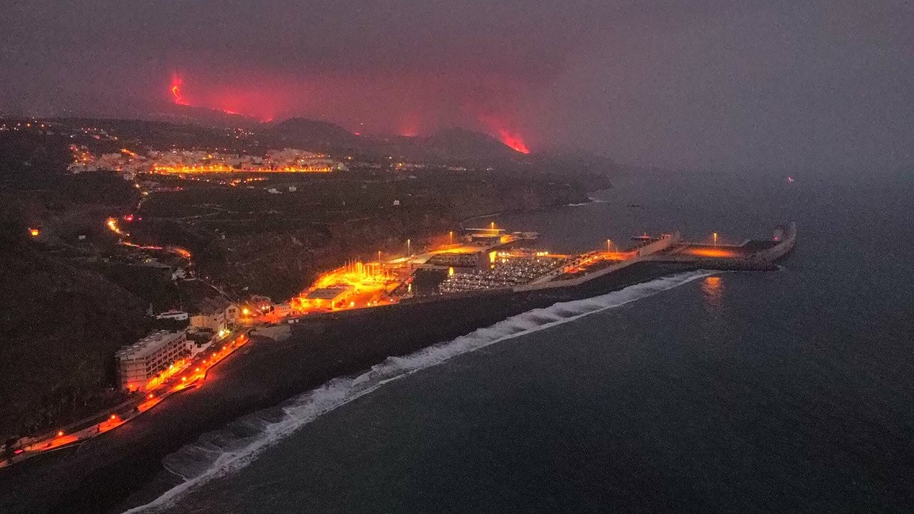 La Palma'da lav okyanusla buluştu, zehirli gaz uyarısı yapıldı