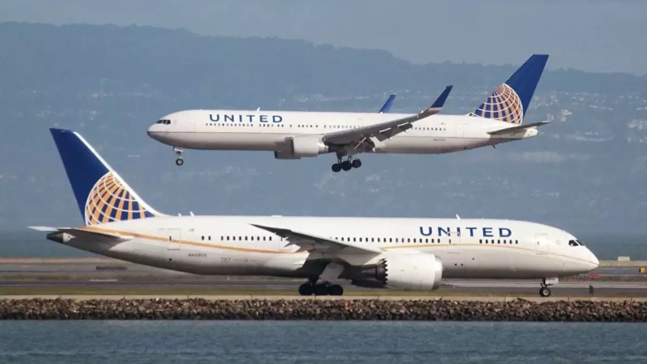 United Airlines, ABD'de aşılanmayı reddeden yüzlerce çalışanını işten çıkartıyor