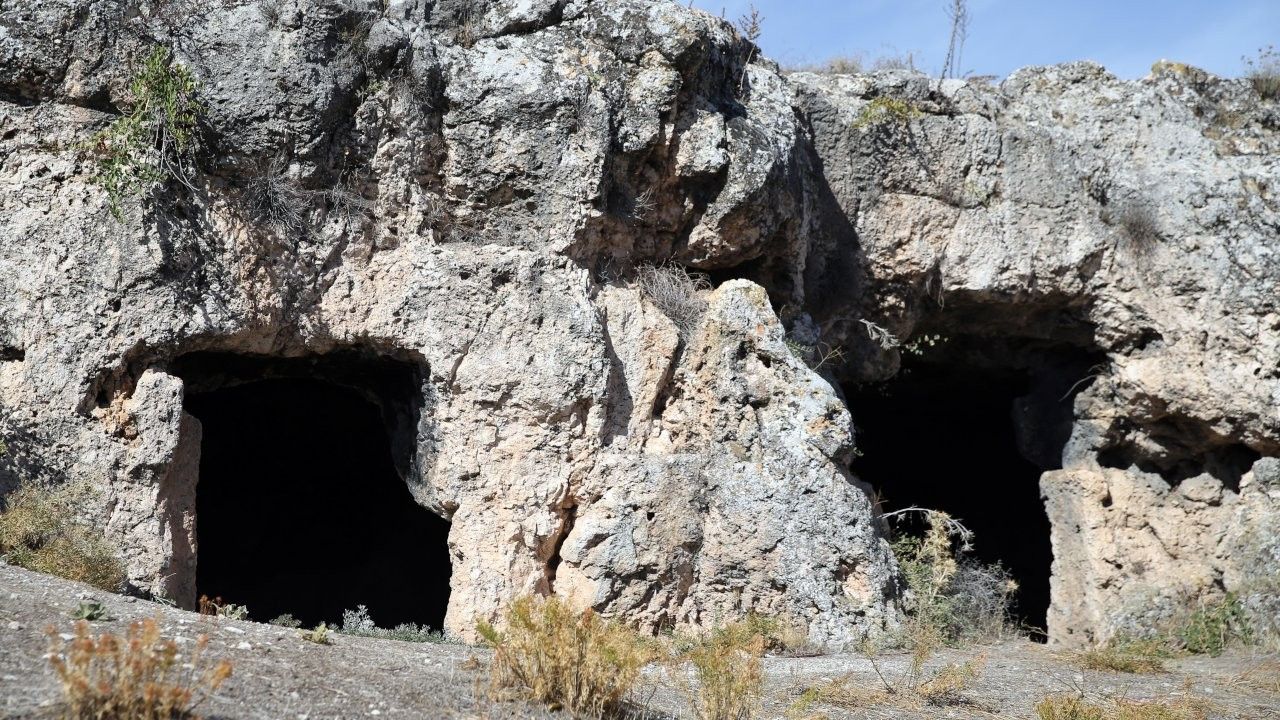 Uşak Ulubey'de 400 kaya mezarı bulundu