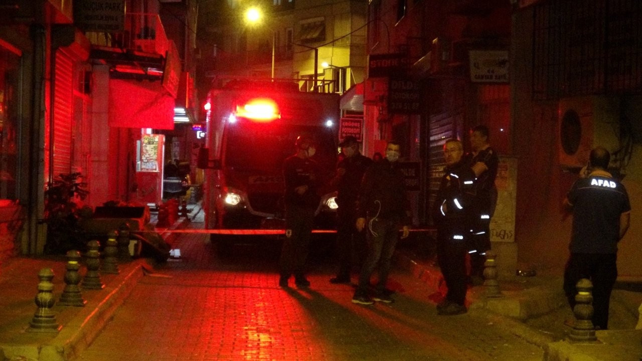 İzmir'de duvarları çatlayan binadaki 20 kişi tahliye edildi