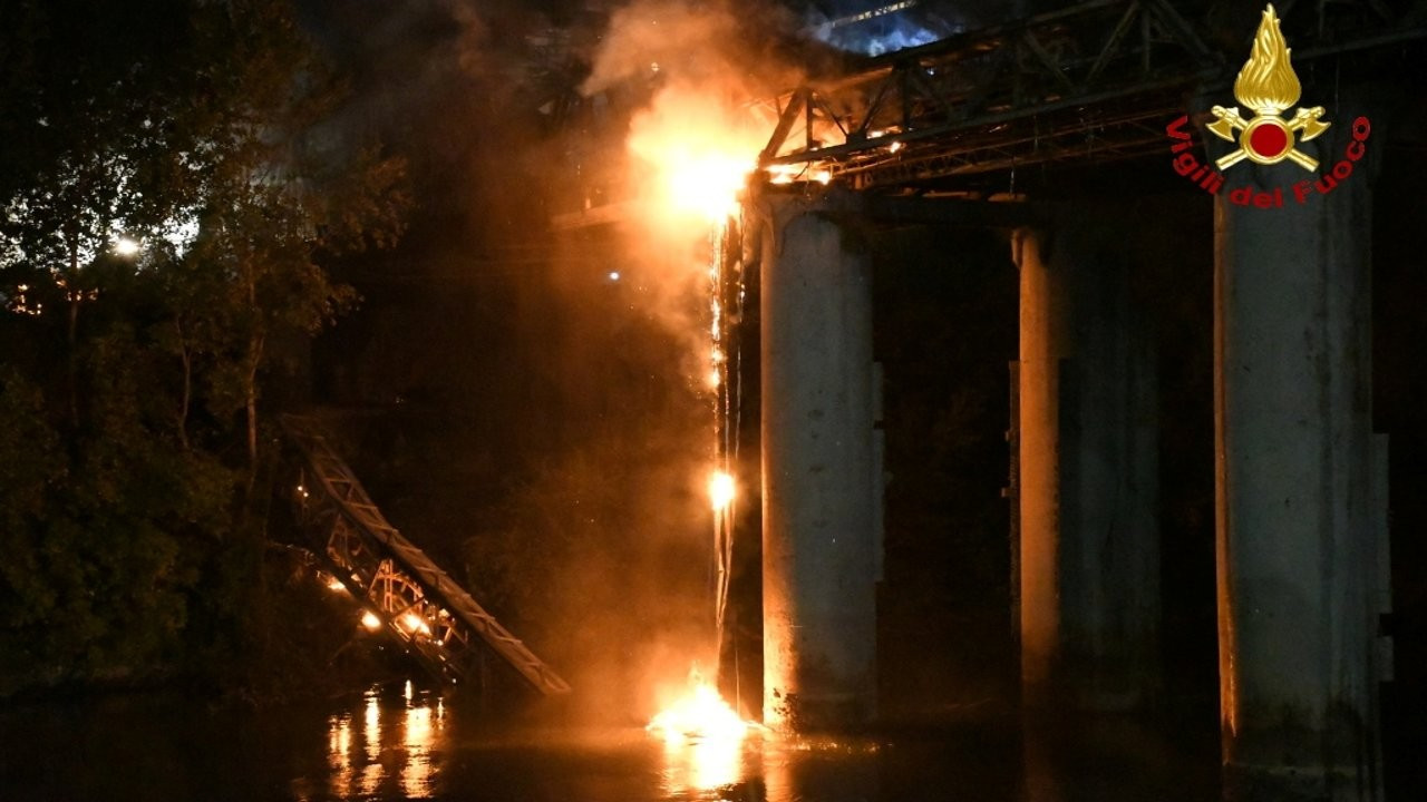 Roma'daki ünlü 'Demir Köprü' yandı