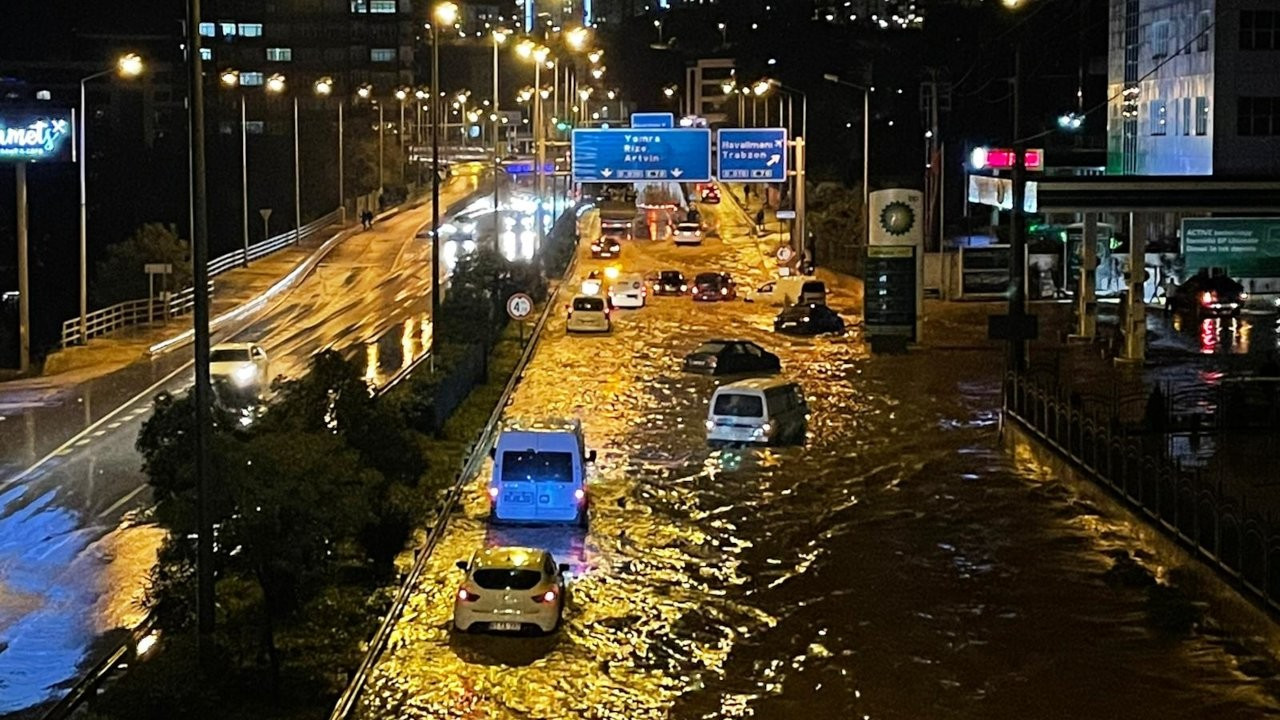 Trabzon'da sağanak yağış: Cadde ve sokaklar sular altında kaldı