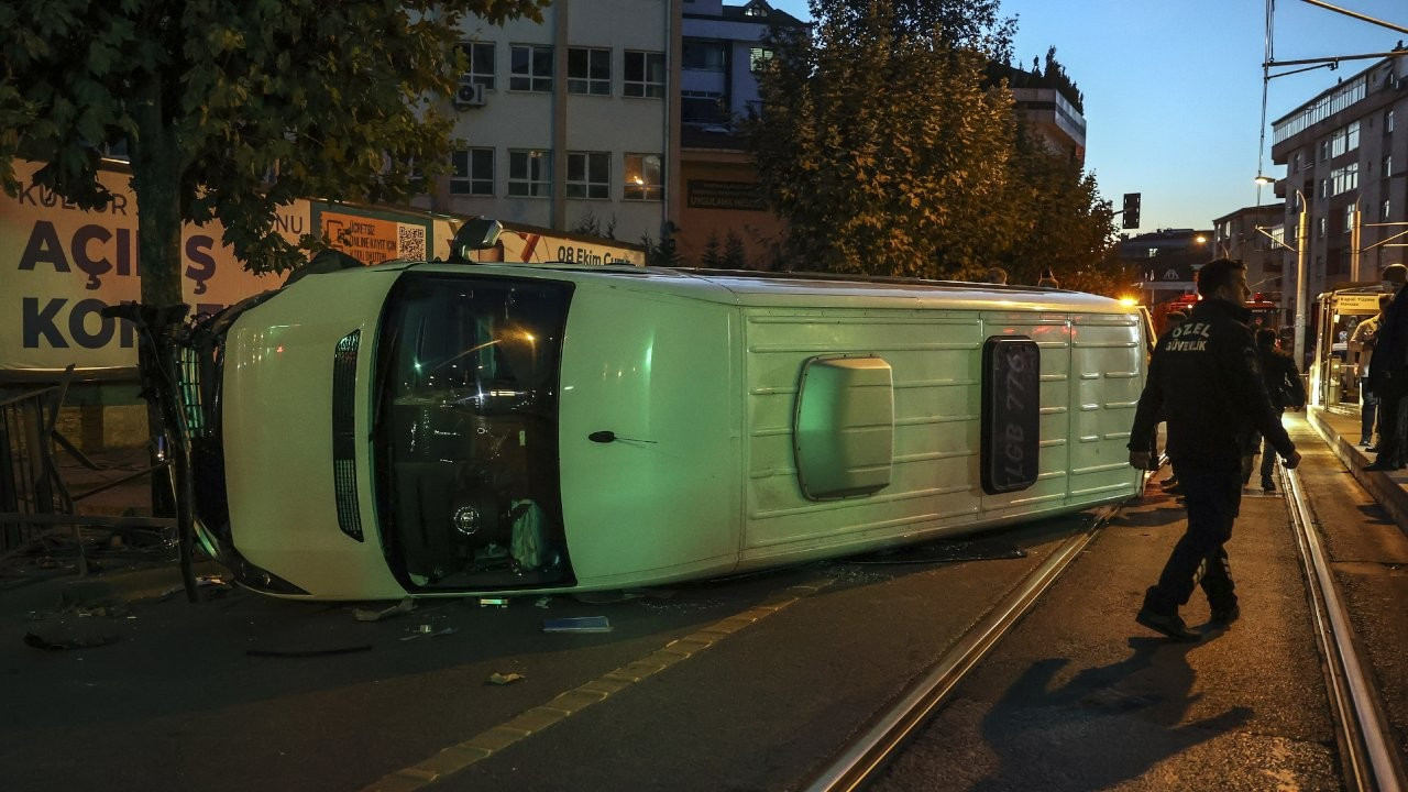 Güngören'de servis aracı tramvay yoluna devrildi