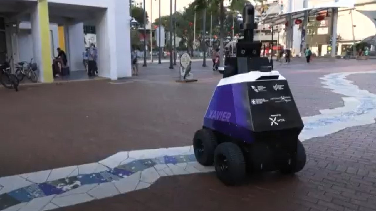 Polis devletinde yeni boyut: Singapur'da 'robot polis' test edildi