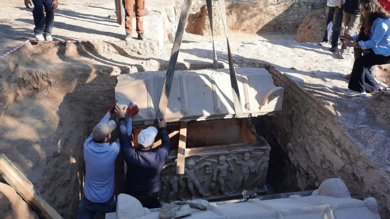 İznik'te iki lahitten mumyalanmış 3 iskelet çıktı