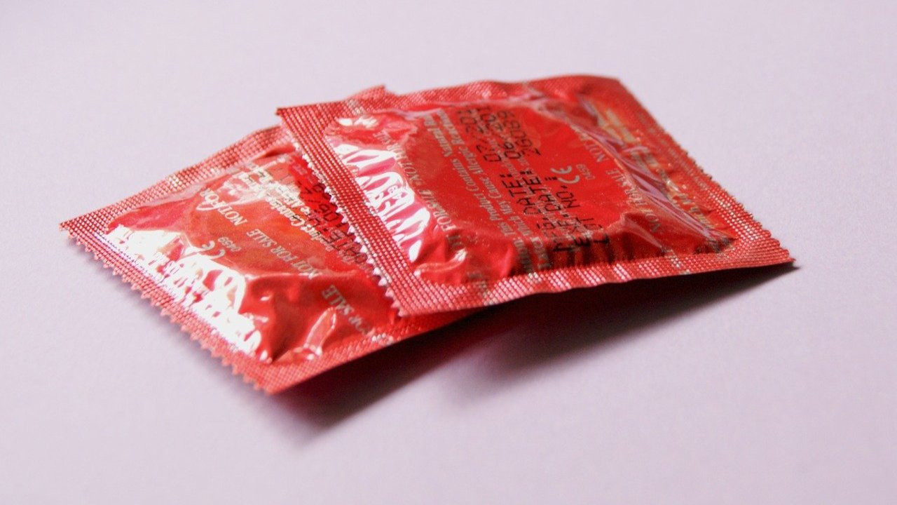 Kaliforniya valisi imzaladı: Partnerden gizli kondom çıkartmak yasak