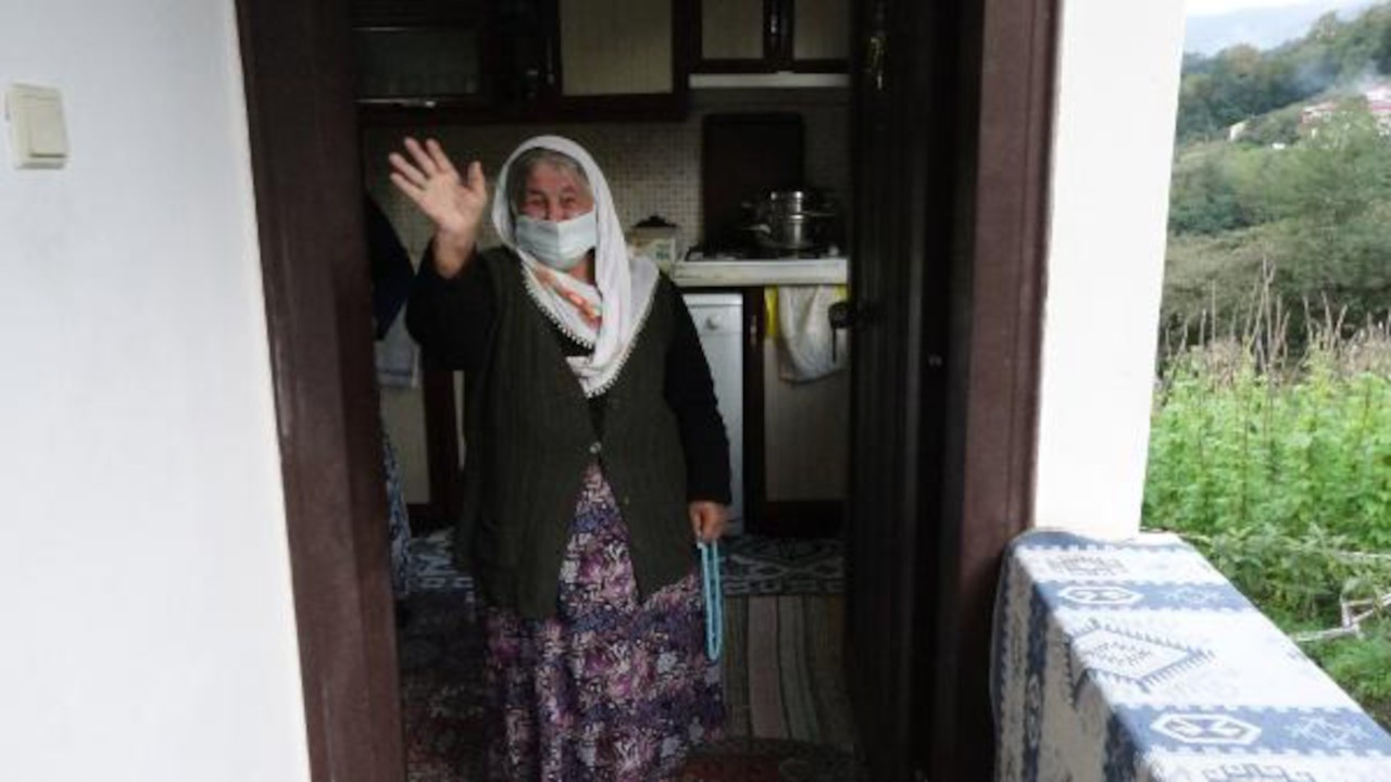 106 yaşındaki Nuriye Özkan koronayı atlattı: Aşı olun