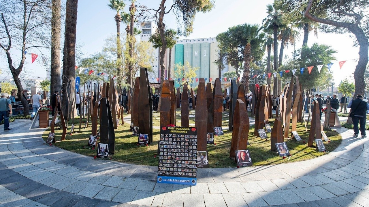 İzmir'de, 10 Ekim Katliamı anısına yapılan 'Hayat Çemberi' anıtı açıldı