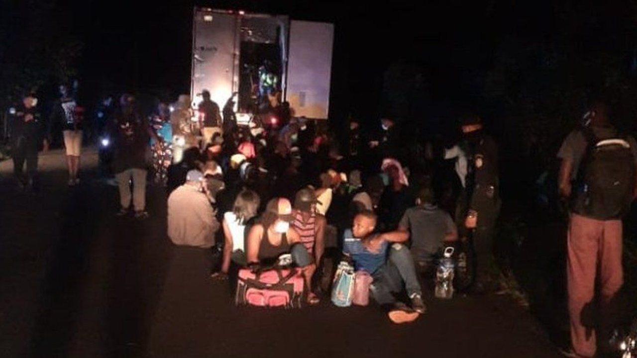 İnsan kaçakçıları 126 göçmeni kilitli konteynerde terk etti