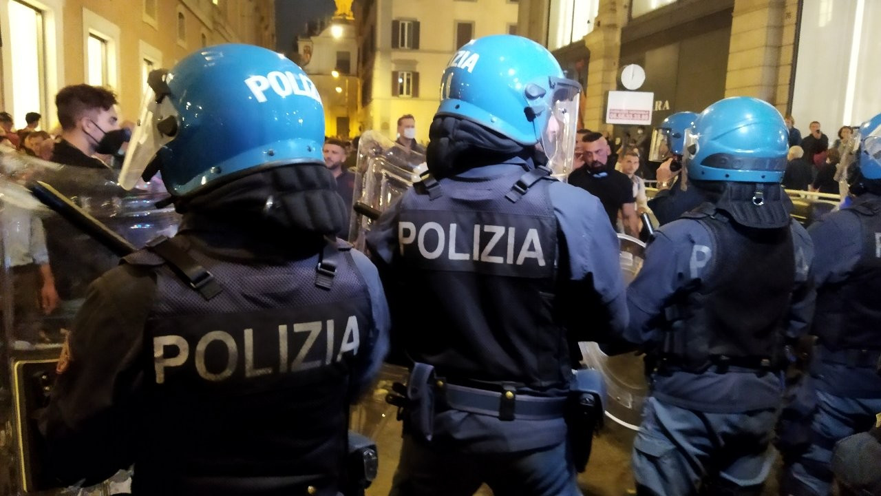 İtalya'da aşı karşıtı neofaşistler işçi sendikasına saldırdı