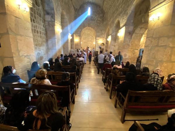 Mardin'de 1700 yıllık kilise zılgıtlarla ibadete açıldı - Sayfa 1
