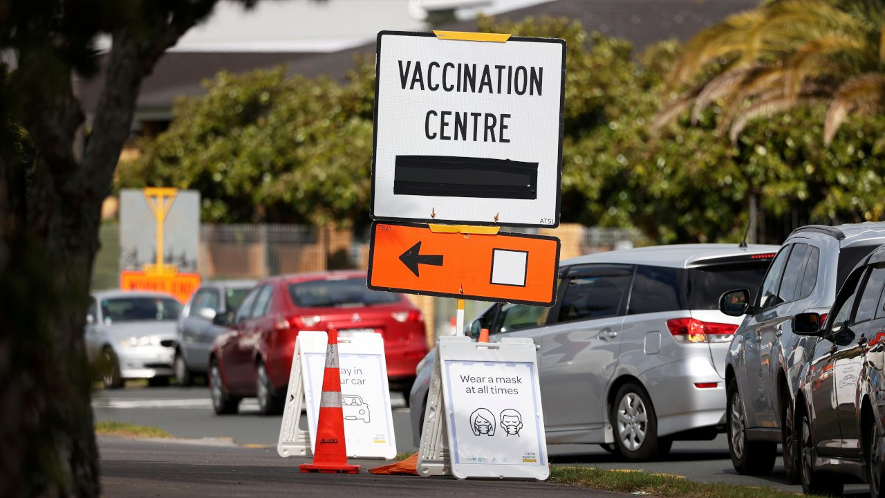 Yeni Zelanda'da eğitim ve sağlık çalışanlarına Covid-19 aşısı zorunluluğu: Şansa bırakamayız