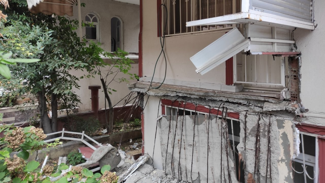 İstanbul'da balkonu çöken bina mühürlendi
