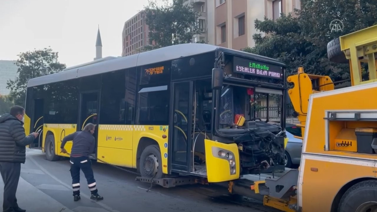 İETT otobüsüyle otomobil çarpıştı: 7 yaralı
