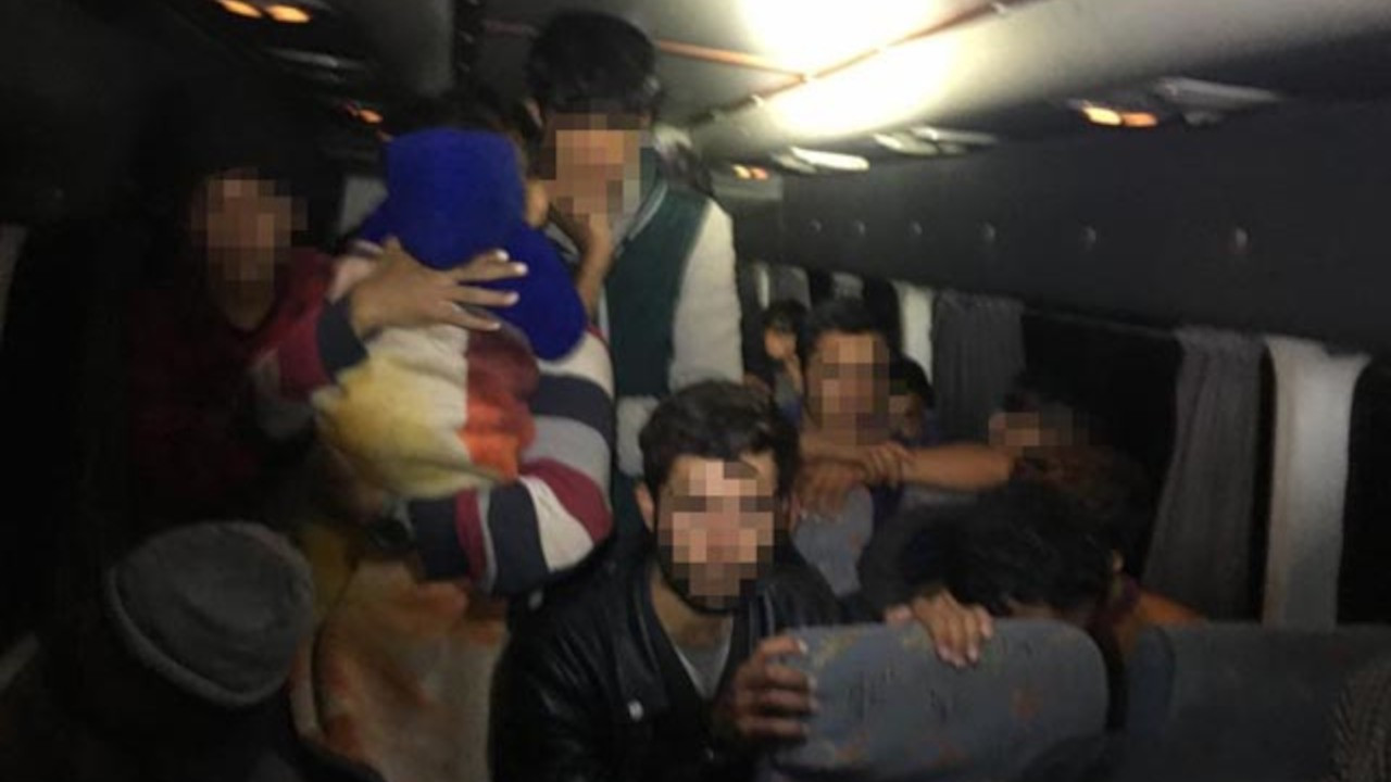 Kocaeli'de bir minibüste 40 göçmen yakalandı; 2 kişi kaçakçılıktan tutuklandı