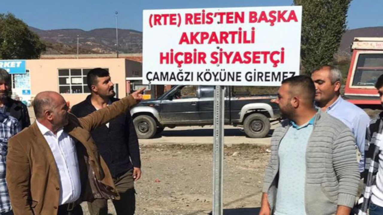 Köyün girişine yazı asıldı: AK Partili siyasetçiler giremez