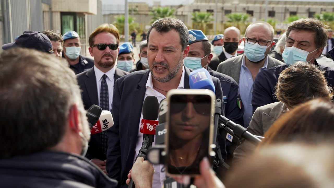 İtalya'da eski İçişleri Bakanı Salvini, göçmenleri denizde mahsur bırakmaktan yargılanıyor