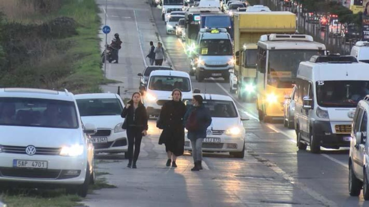 Hadımköy'de trafik: Kaldırım üçüncü şerit