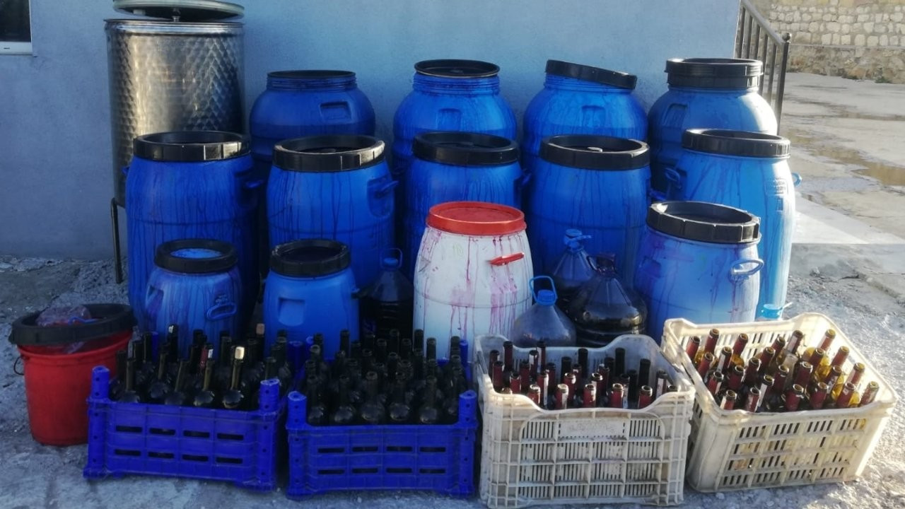 Çanakkale'de bin 300 litre sahte içki bulundu