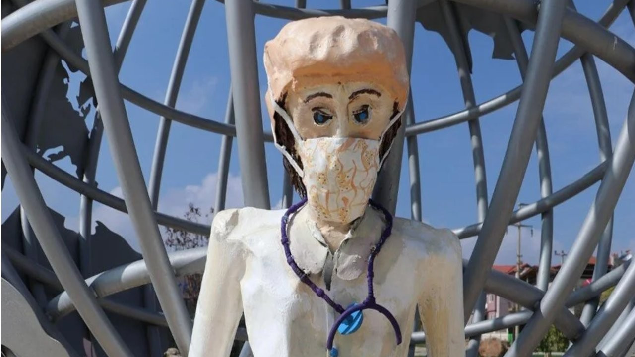 Denizli'de tartışılan sağlıkçı heykelleri kaldırıldı