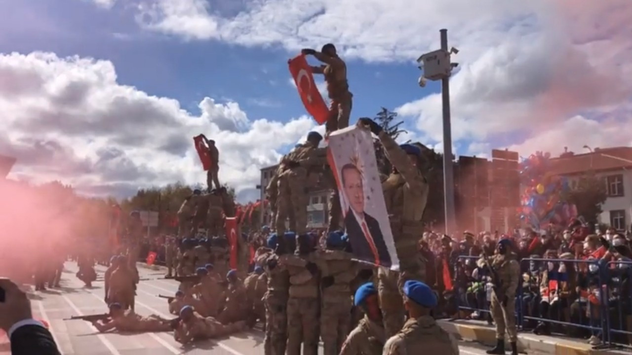 29 Ekim kutlamasında askerler Erdoğan posteri açtı, CHP tepki gösterdi