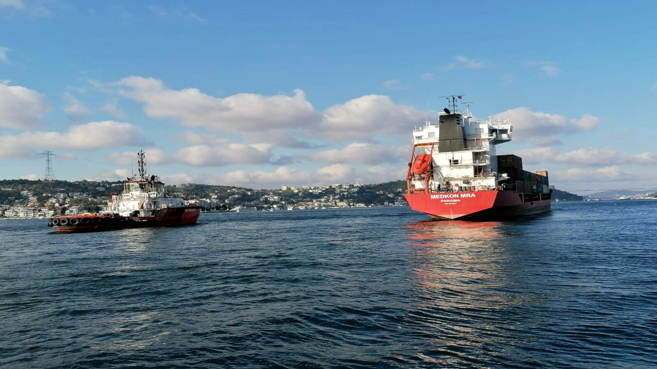 İstanbul Boğazı'nda sürüklenen kargo gemisi kıyıya metreler kala durdu