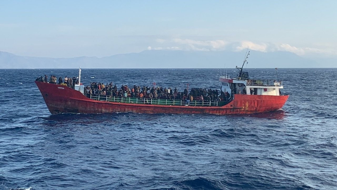382 Afgan göçmeni taşıyan Türk bandıralı gemi Yunanistan'ın Kos adasına demirledi