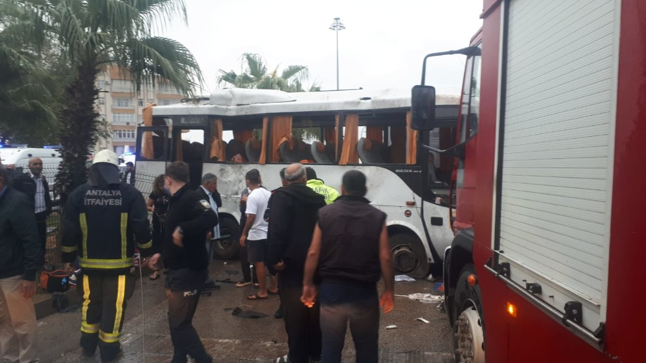 Antalya'da tur midibüsü devrildi: 2'si ağır 8 turist yaralandı