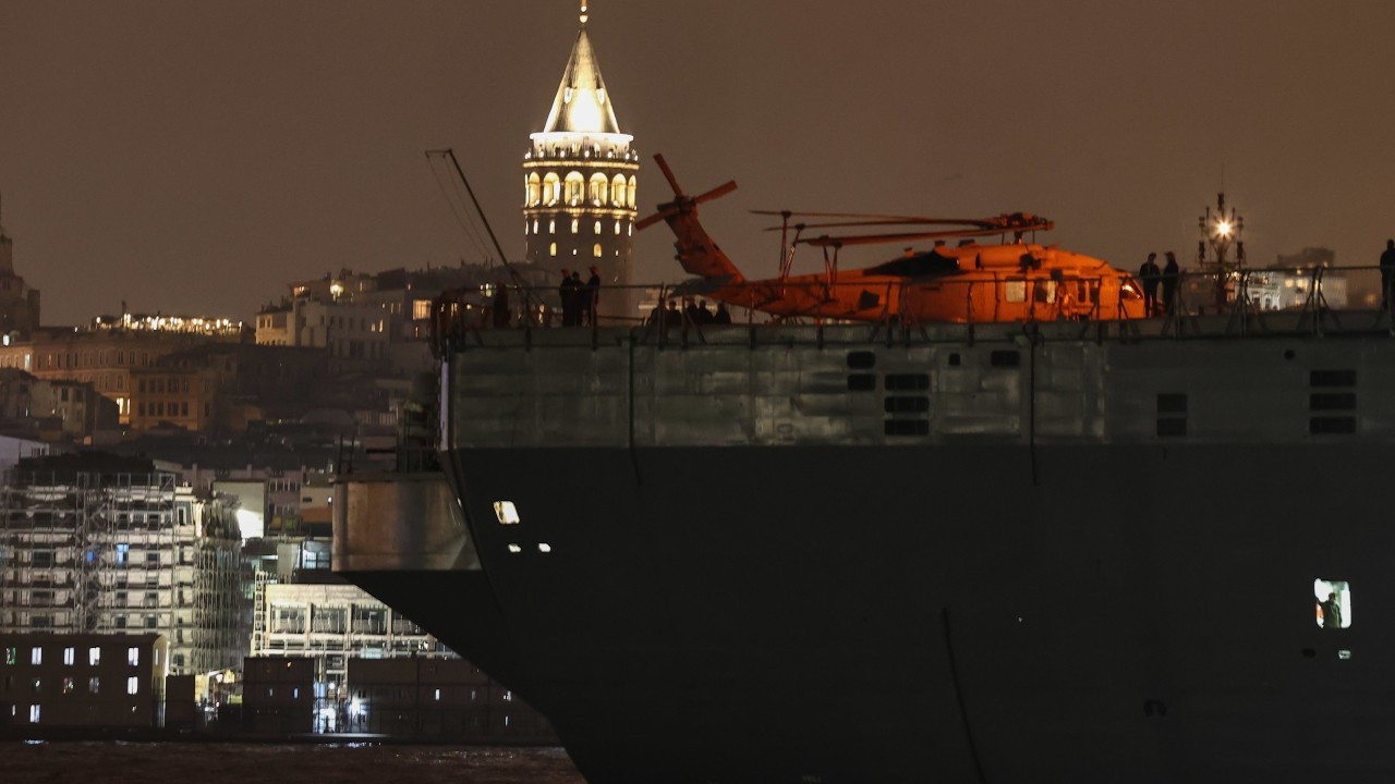 ABD'ye ait savaş gemisi Sarayburnu Limanı'na demirledi