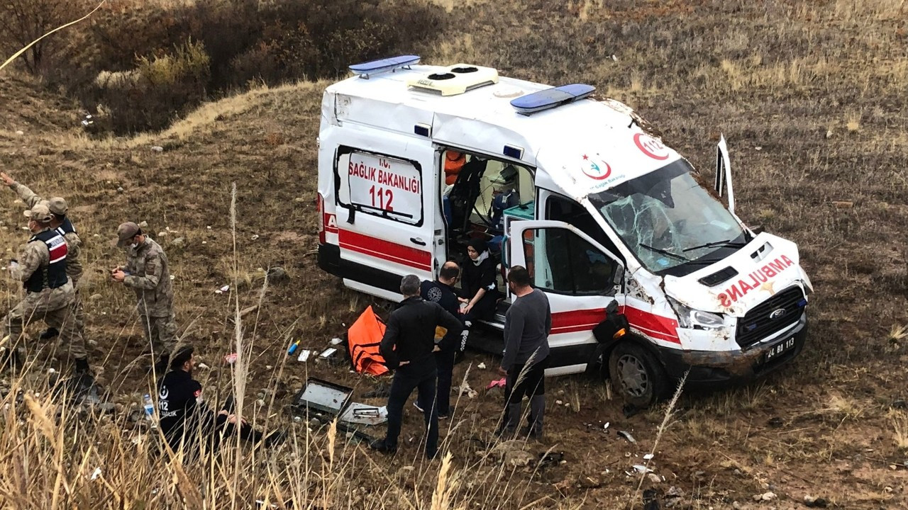 Erzincan'da ambulans devrildi, 3 sağlık görevlisi yaralandı