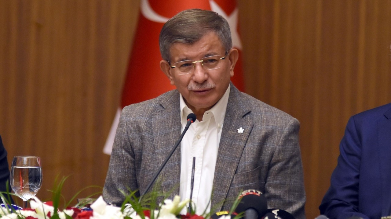 Ahmet Davutoğlu: Resmi Gazete hayat dersi veriyor