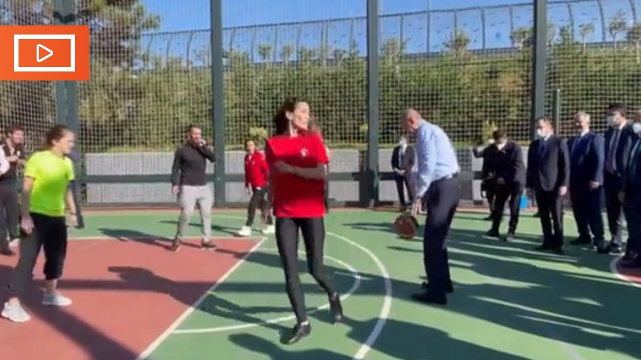 Erdoğan gençlerle basketbol oynadı