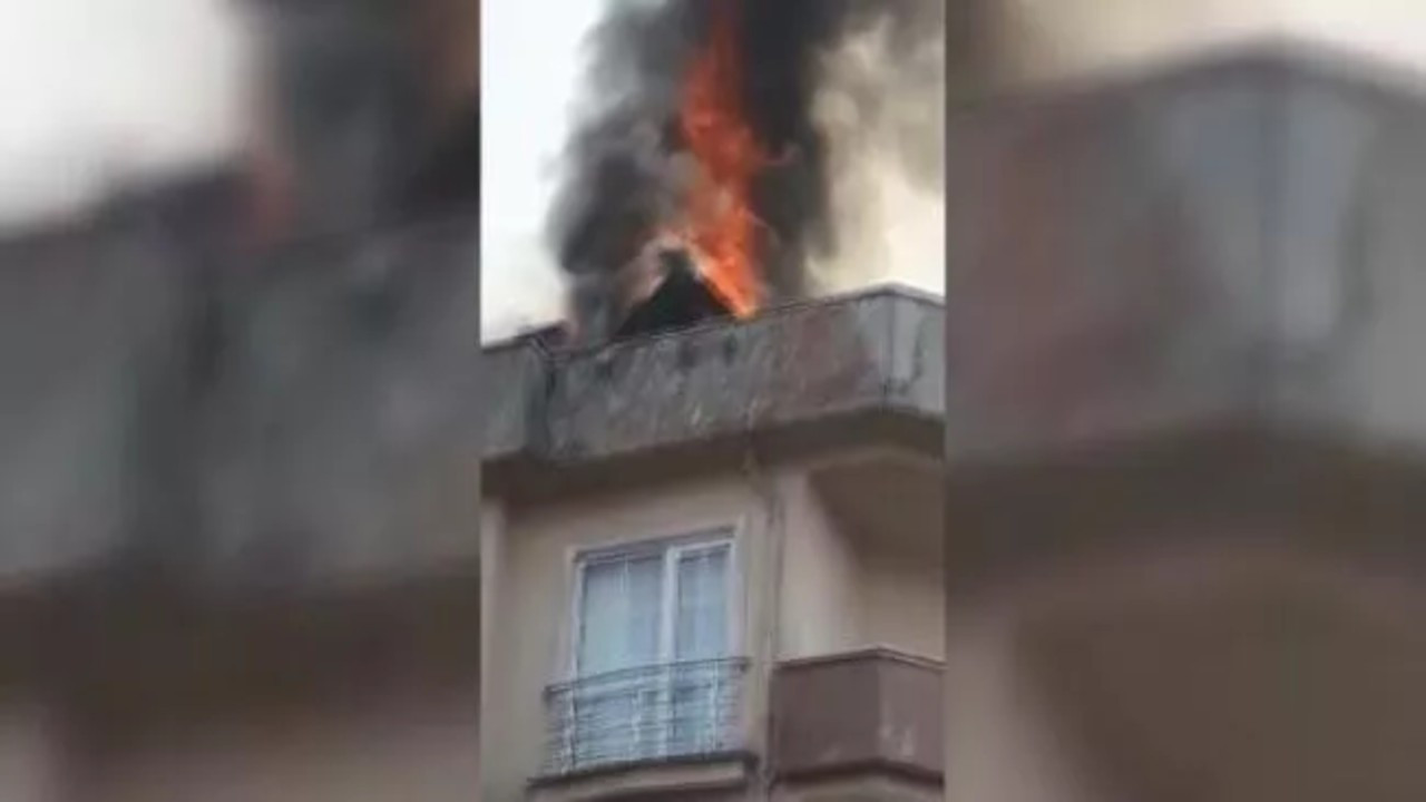Sancaktepe'de 5 katlı binanın çatısında yangın çıktı