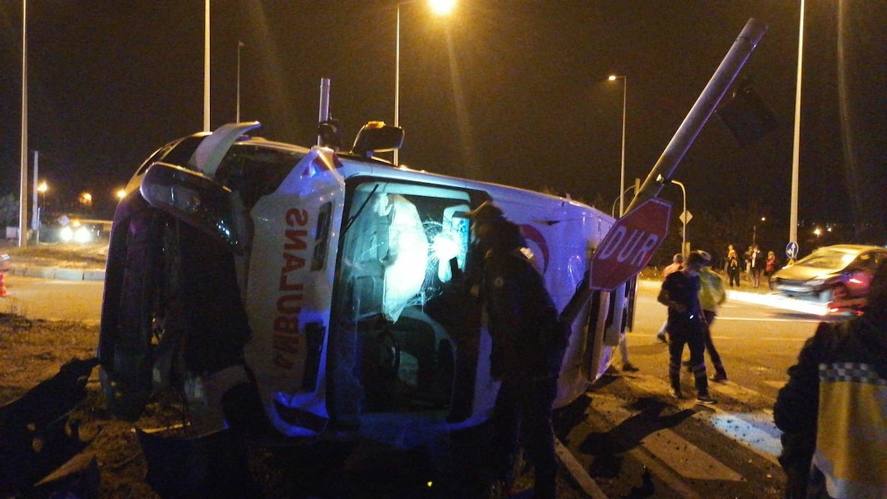 Otomobille çarpışan ambulanstaki yaralı vefat etti