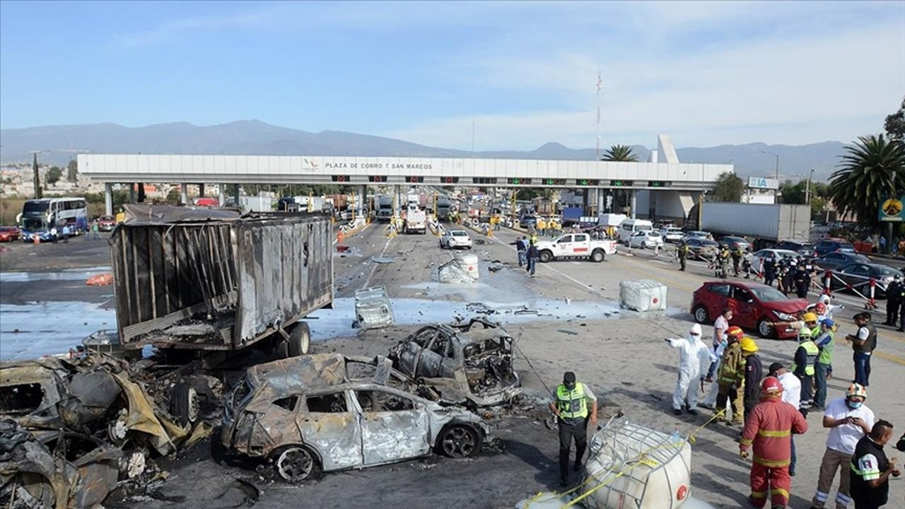 Meksika'da freni bozulan kamyon gişelerdeki araçlara çarptı: 19 ölü