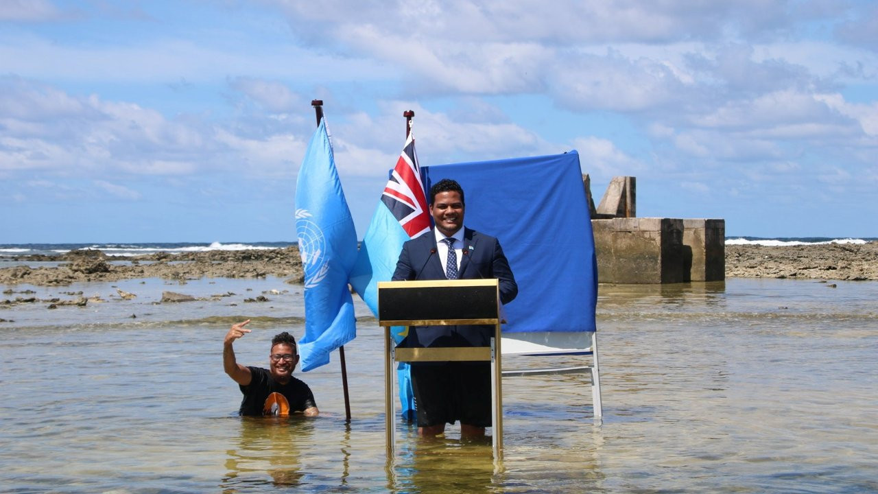 Tuvalu Dışişleri Bakanı yükselen sulara karşı kürsüsünü denize taşıdı