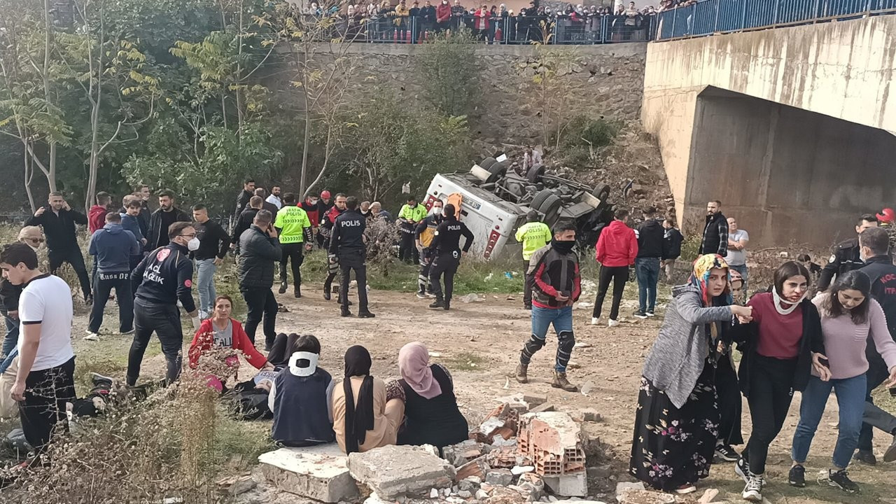 Kocaeli'de öğrenci servisi dere yatağına düştü: 2 ölü, 20 yaralı